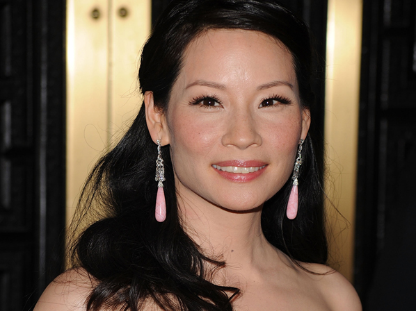 Las 15 imperfecciones que más esconden los famosos - 2. Lucy Liu tiene un ojo más chico